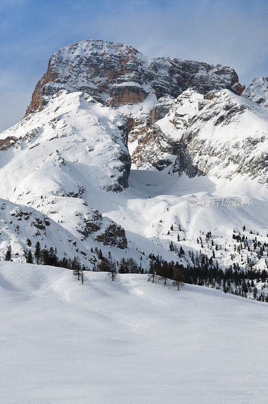 白云石:冬季的Croda Rossa，意大利阿尔卑斯山